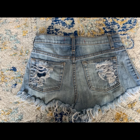 Lulus Sneak Peek Light Wash Jean Shorts Sz Small - Picture 4 of 4